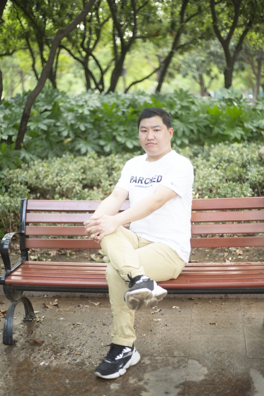 抱着鱼睡觉的猫的第一张照片--湖南上门女婿服务网